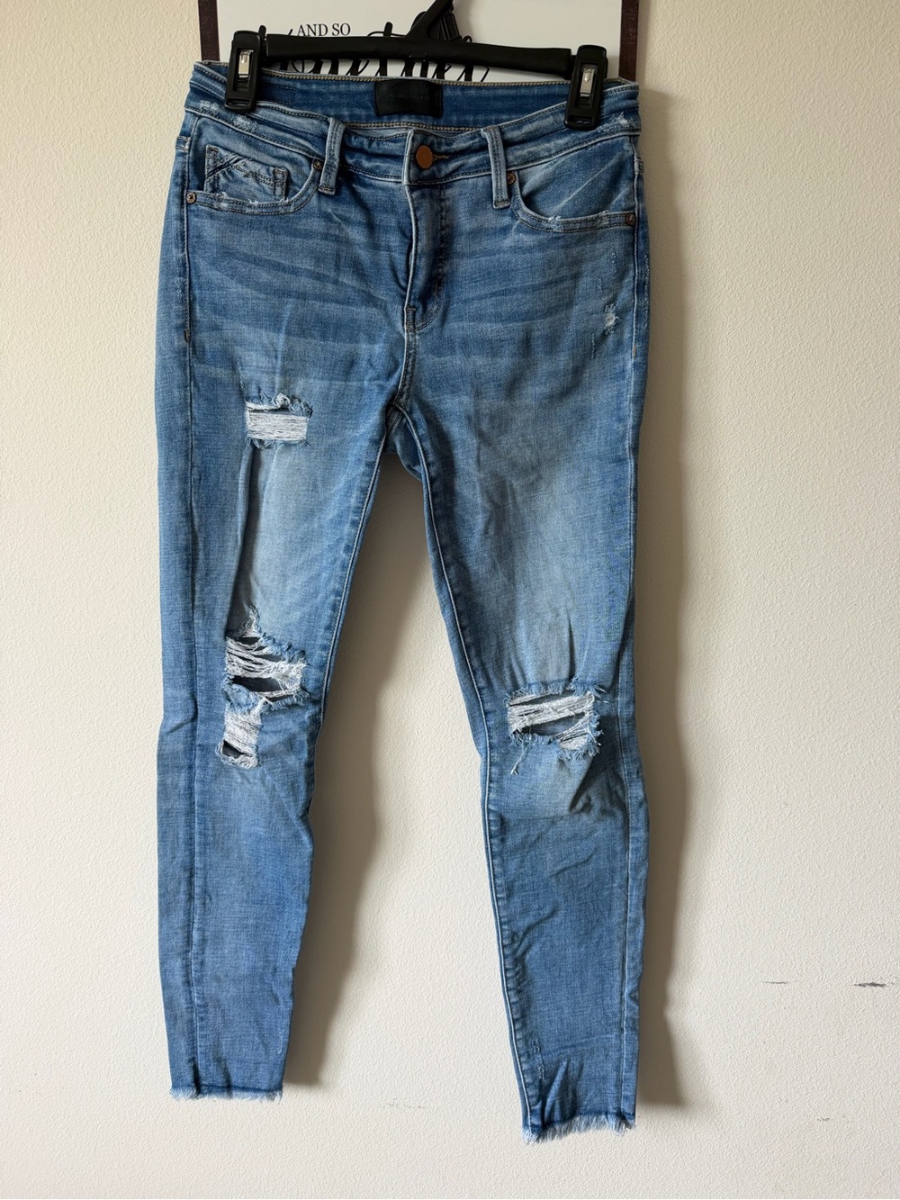 Buckle Women’s Light Blue Distressed Skinny Jeans